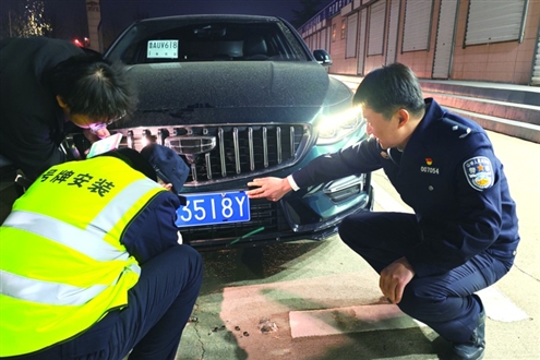 济南交警全力应对机动车挂牌高峰